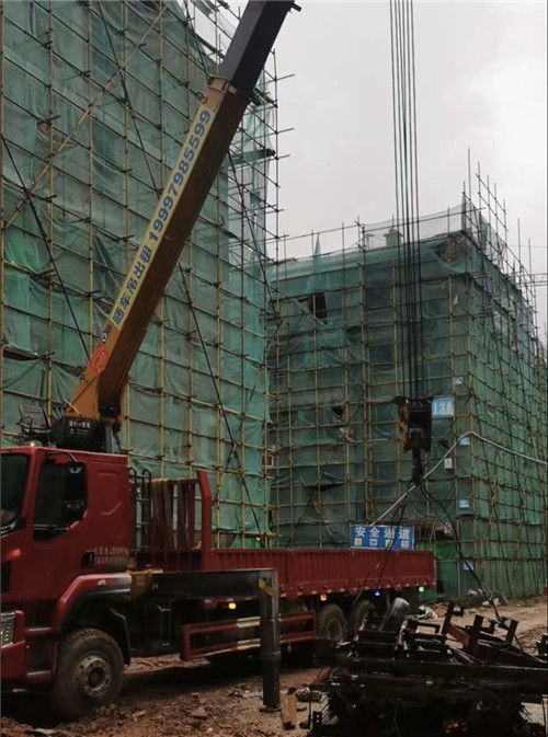 牙克石市“慢工细活”—— 吊车的 “微动控制” 技术
